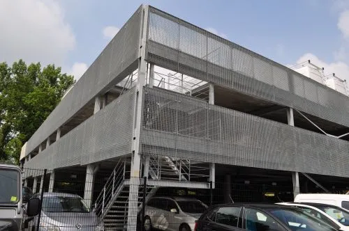 Parkeergebouw met gevel volledig bekleed met gegalvaniseerde roosterpanelen