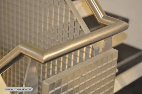 Inox leuning op balustrade van roosterpanelen met zichtbare maasstructuur